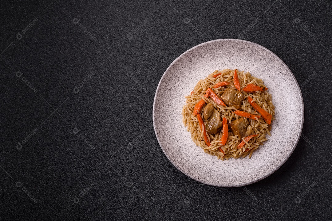 A imagem mostra um prato de Pilaf, também conhecido como pilau, que é um método de cozimento de arroz