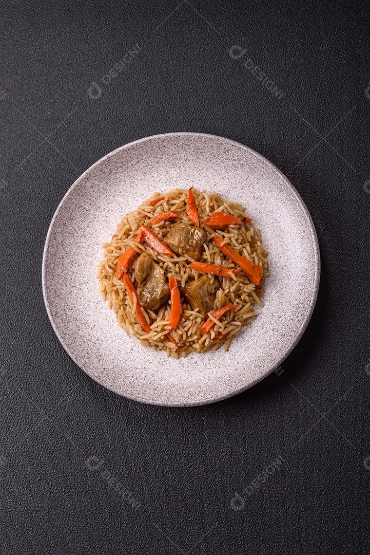 A imagem mostra um prato de Pilaf, também conhecido como pilau, que é um método de cozimento de arroz