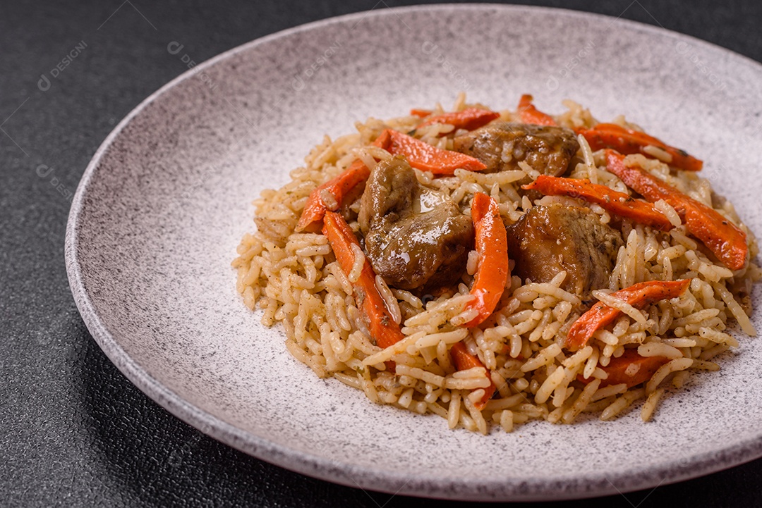 A imagem mostra um prato de Pilaf, também conhecido como pilau, que é um método de cozimento de arroz