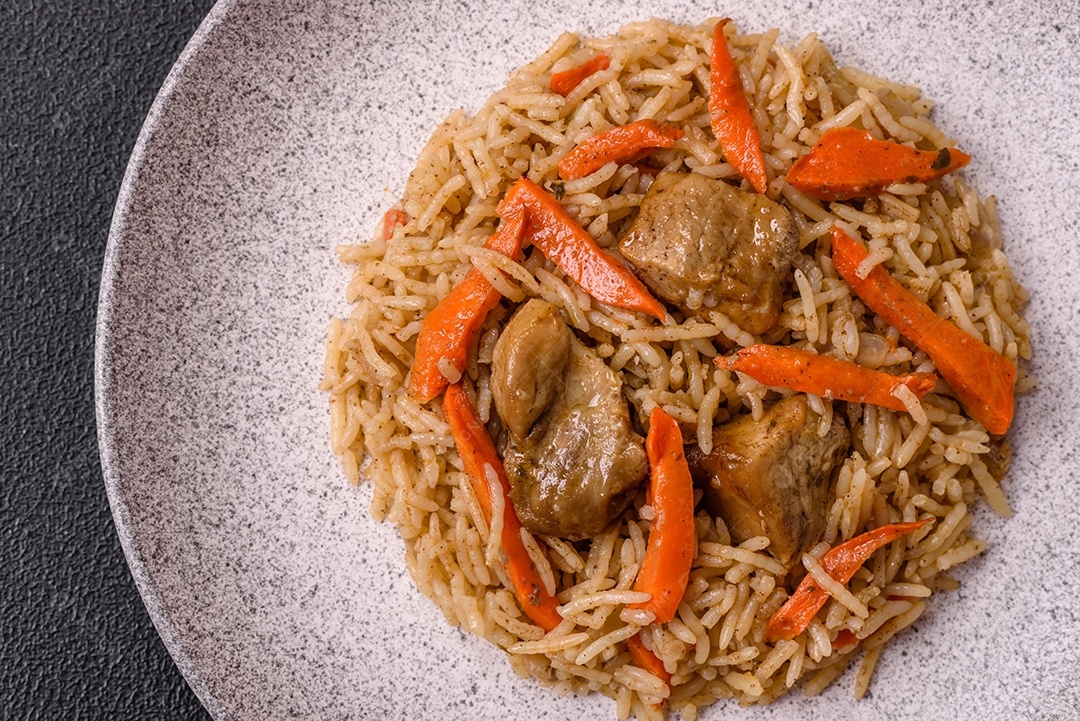 A imagem mostra um prato de Pilaf, também conhecido como pilau, que é um método de cozimento de arroz