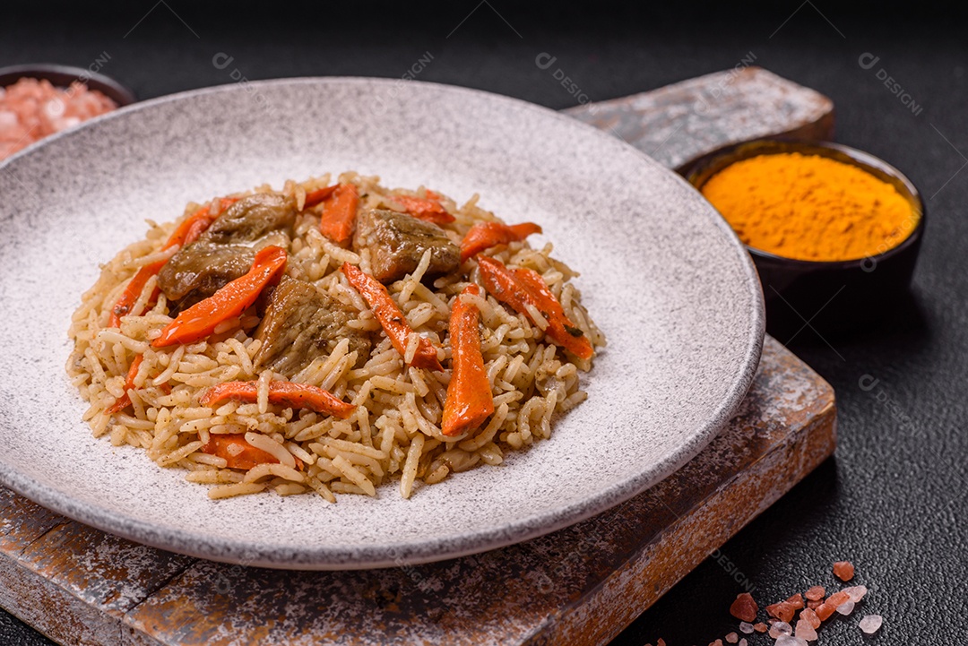 A imagem mostra um prato de Pilaf, também conhecido como pilau, que é um método de cozimento de arroz