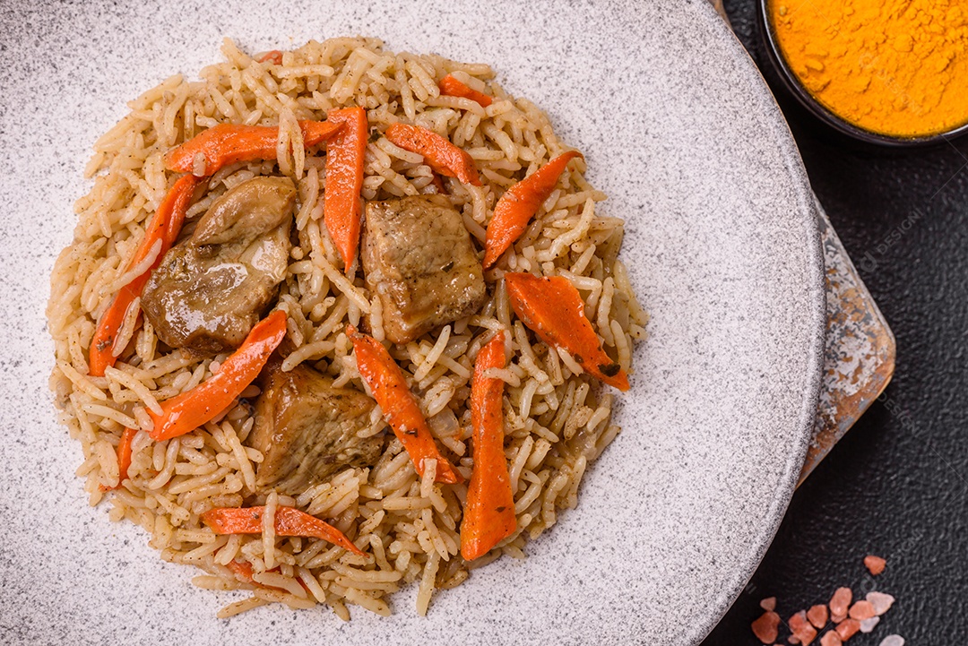 A imagem mostra um prato de Pilaf, também conhecido como pilau, que é um método de cozimento de arroz