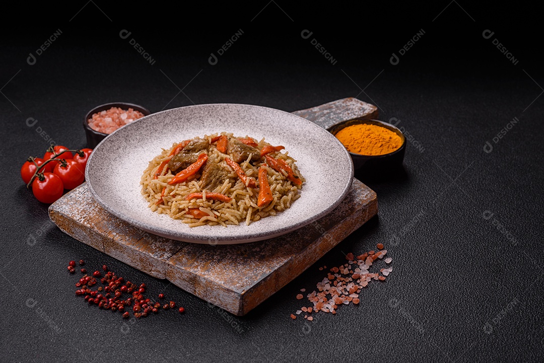 A imagem mostra um prato de Pilaf, também conhecido como pilau, que é um método de cozimento de arroz