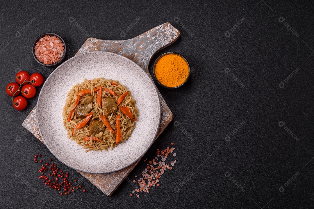 A imagem mostra um prato de Pilaf, também conhecido como pilau, que é um método de cozimento de arroz