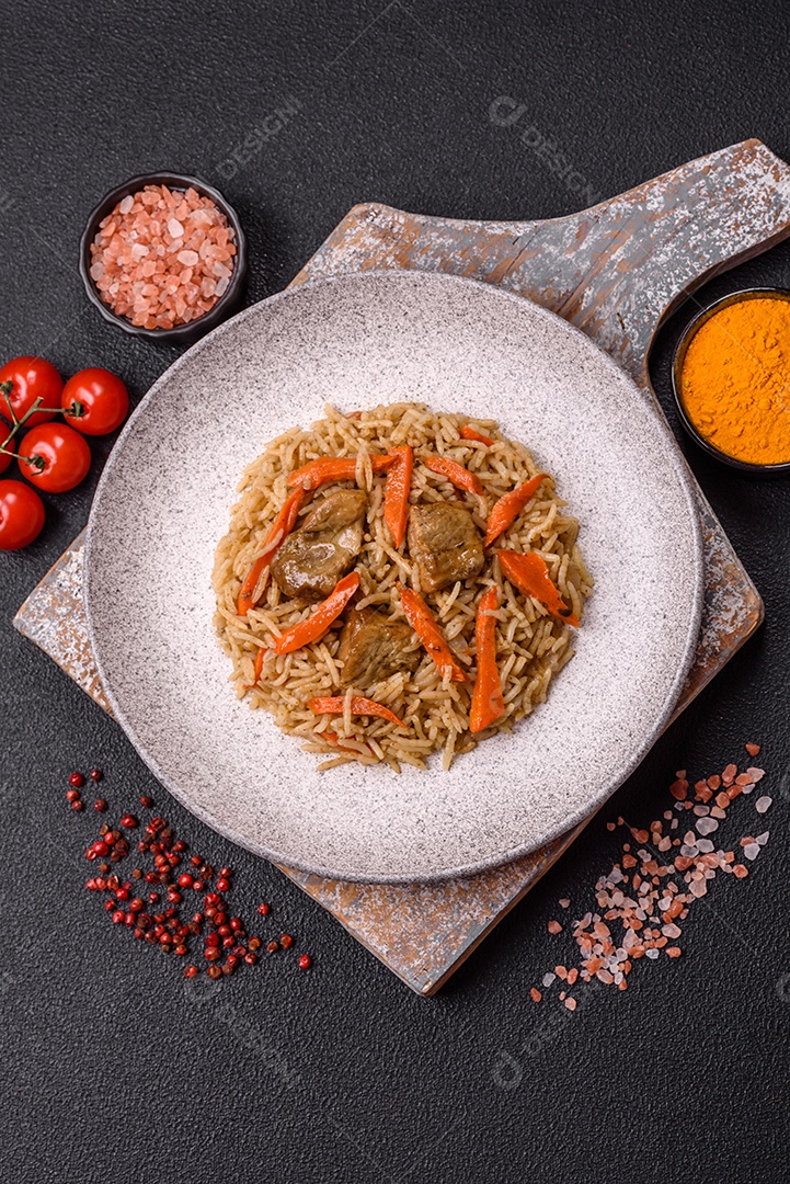 A imagem mostra um prato de Pilaf, também conhecido como pilau, que é um método de cozimento de arroz