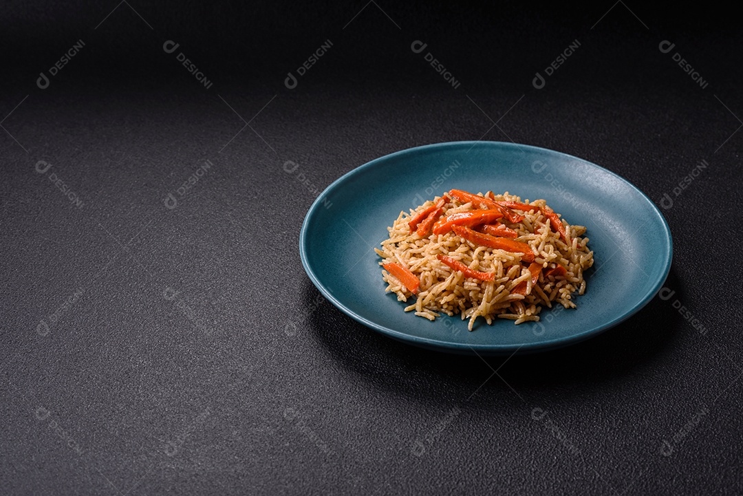 A imagem mostra um prato de Pilaf, também conhecido como pilau, que é um método de cozimento de arroz