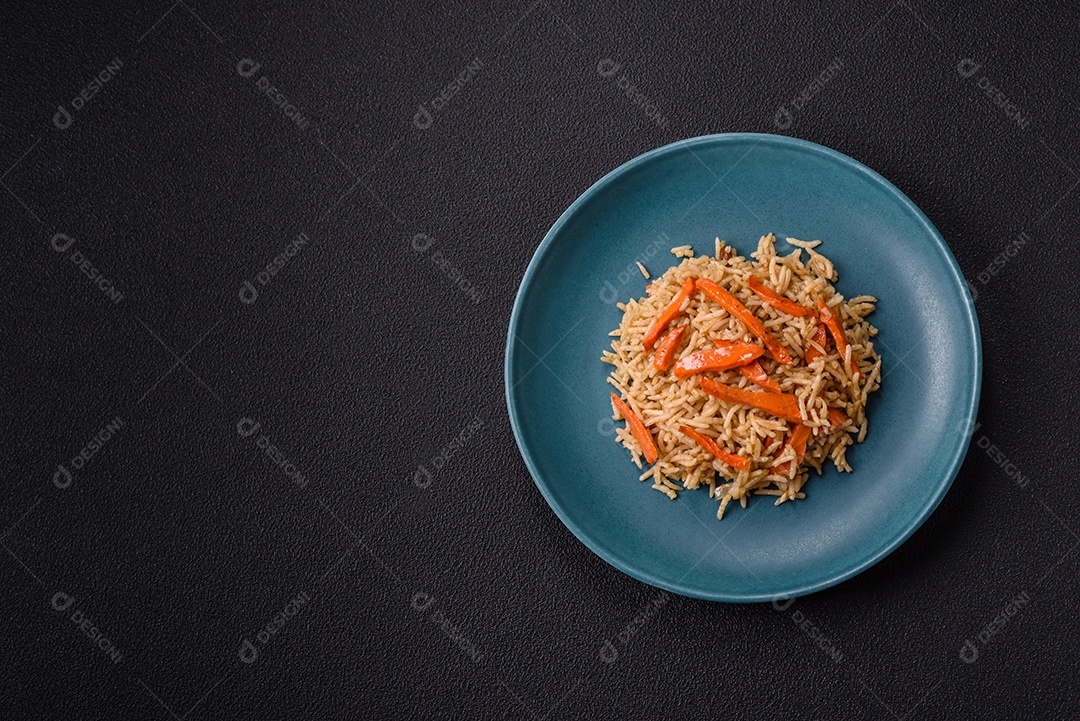 A imagem mostra um prato de Pilaf, também conhecido como pilau, que é um método de cozimento de arroz