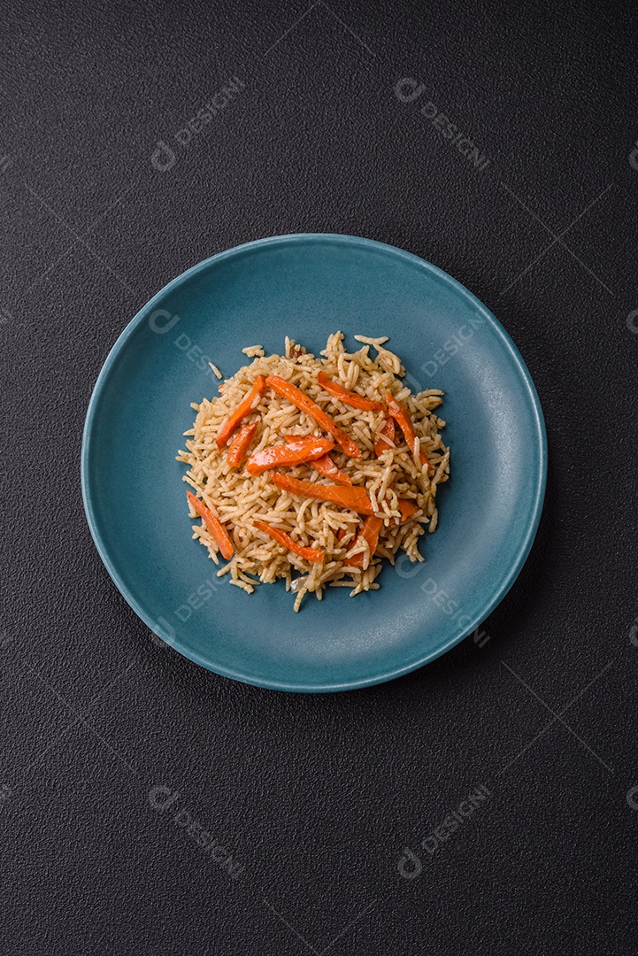 A imagem mostra um prato de Pilaf, também conhecido como pilau, que é um método de cozimento de arroz