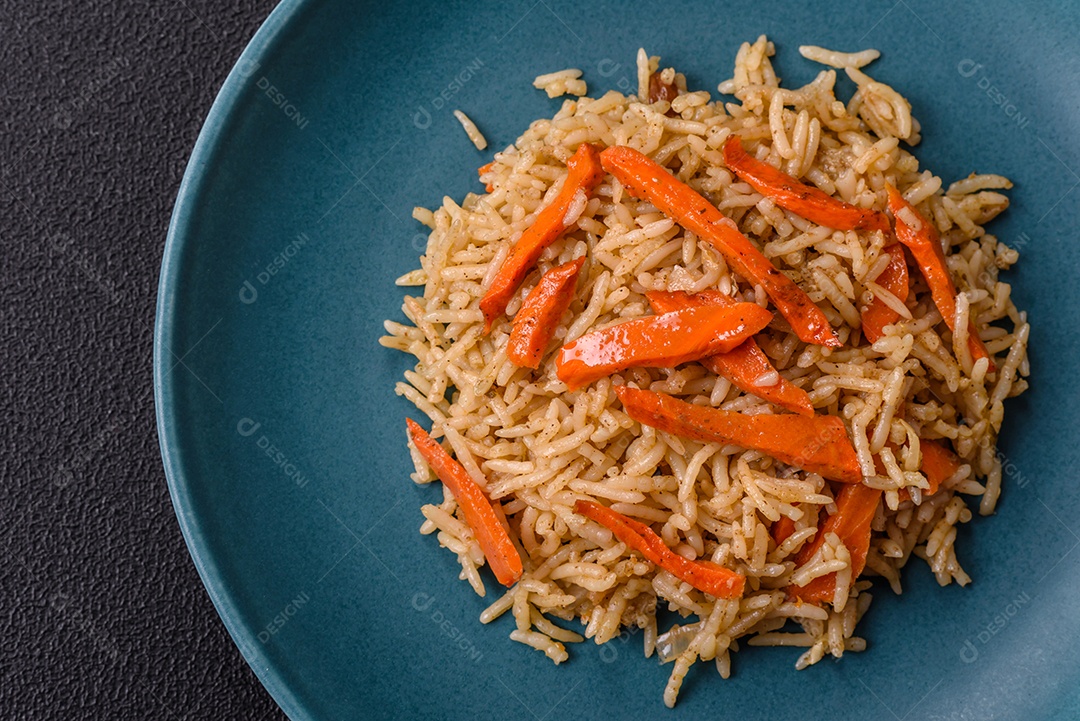 A imagem mostra um prato de Pilaf, também conhecido como pilau, que é um método de cozimento de arroz