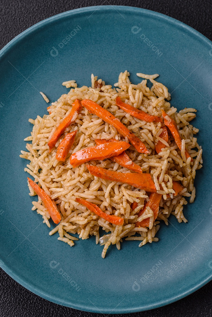 A imagem mostra um prato de Pilaf, também conhecido como pilau, que é um método de cozimento de arroz