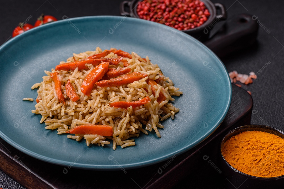 A imagem mostra um prato de Pilaf, também conhecido como pilau, que é um método de cozimento de arroz