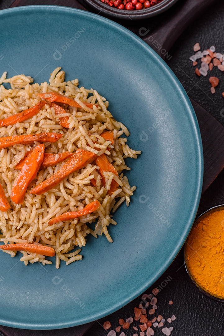 A imagem mostra um prato de Pilaf, também conhecido como pilau, que é um método de cozimento de arroz