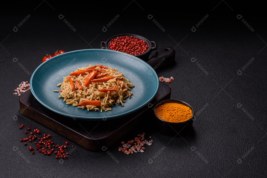 A imagem mostra um prato de Pilaf, também conhecido como pilau, que é um método de cozimento de arroz