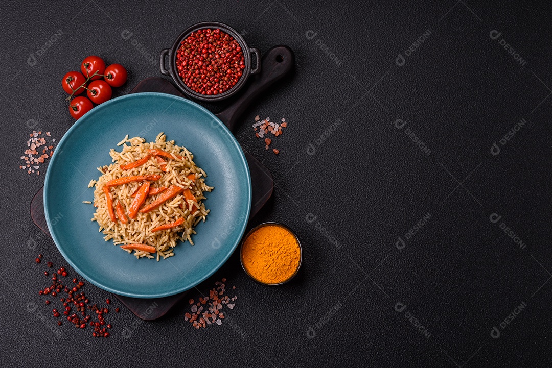 A imagem mostra Frango à Kiev, um prato de frango empanado e frito, recheado com manteiga de ervas.