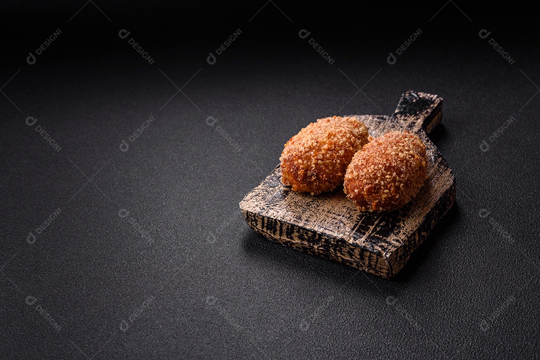 A imagem mostra Frango à Kiev, um prato de frango empanado e frito, recheado com manteiga de ervas.