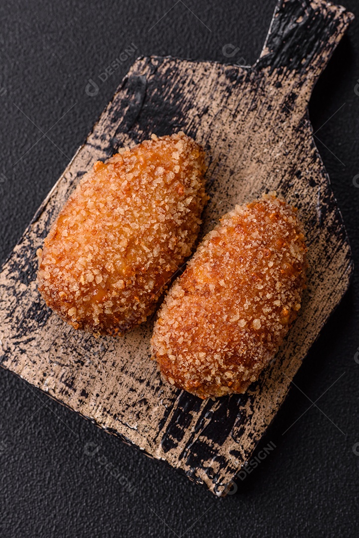 A imagem mostra Frango à Kiev, um prato de frango empanado e frito, recheado com manteiga de ervas.