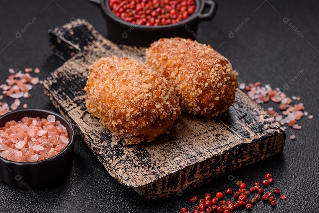 A imagem mostra Frango à Kiev, um prato de frango empanado e frito, recheado com manteiga de ervas.