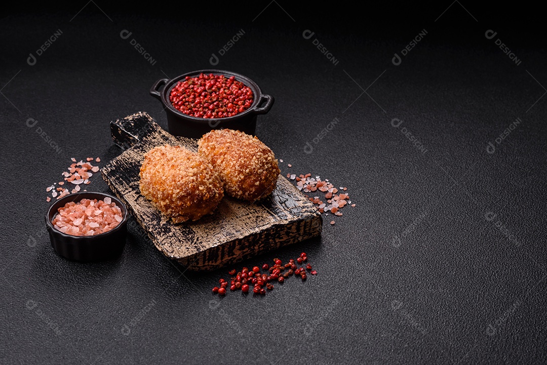 A imagem mostra Frango à Kiev, um prato de frango empanado e frito, recheado com manteiga de ervas.