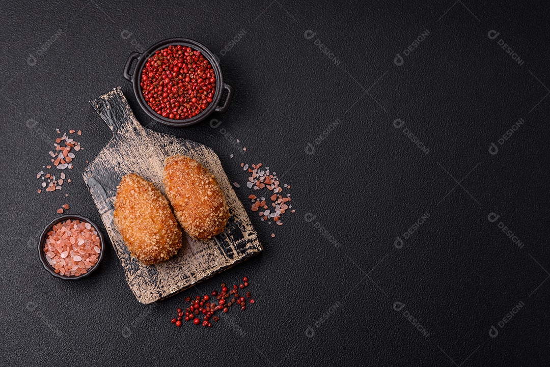 A imagem mostra Frango à Kiev, um prato de frango empanado e frito, recheado com manteiga de ervas.