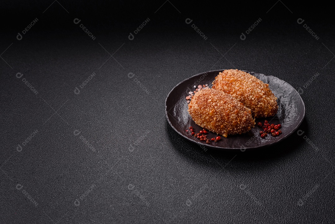 A imagem mostra Frango à Kiev, um prato de frango empanado e frito, recheado com manteiga de ervas.