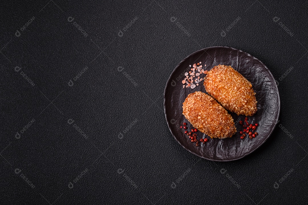 A imagem mostra Frango à Kiev, um prato de frango empanado e frito, recheado com manteiga de ervas.