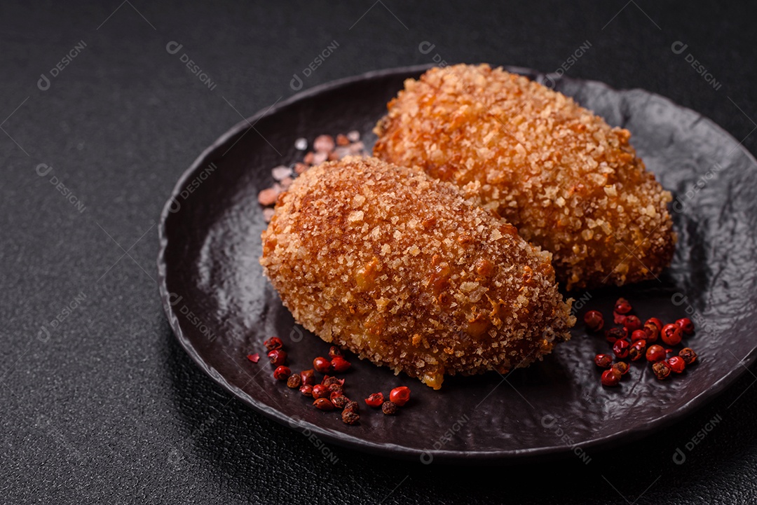 A imagem mostra Frango à Kiev, um prato de frango empanado e frito, recheado com manteiga de ervas.