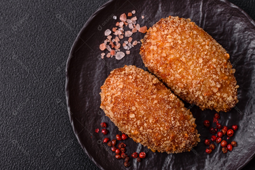 A imagem mostra Frango à Kiev, um prato de frango empanado e frito, recheado com manteiga de ervas.