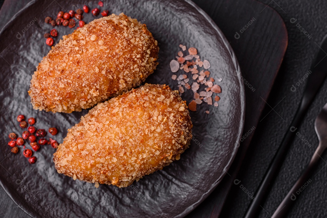 A imagem mostra Frango à Kiev, um prato de frango empanado e frito, recheado com manteiga de ervas.