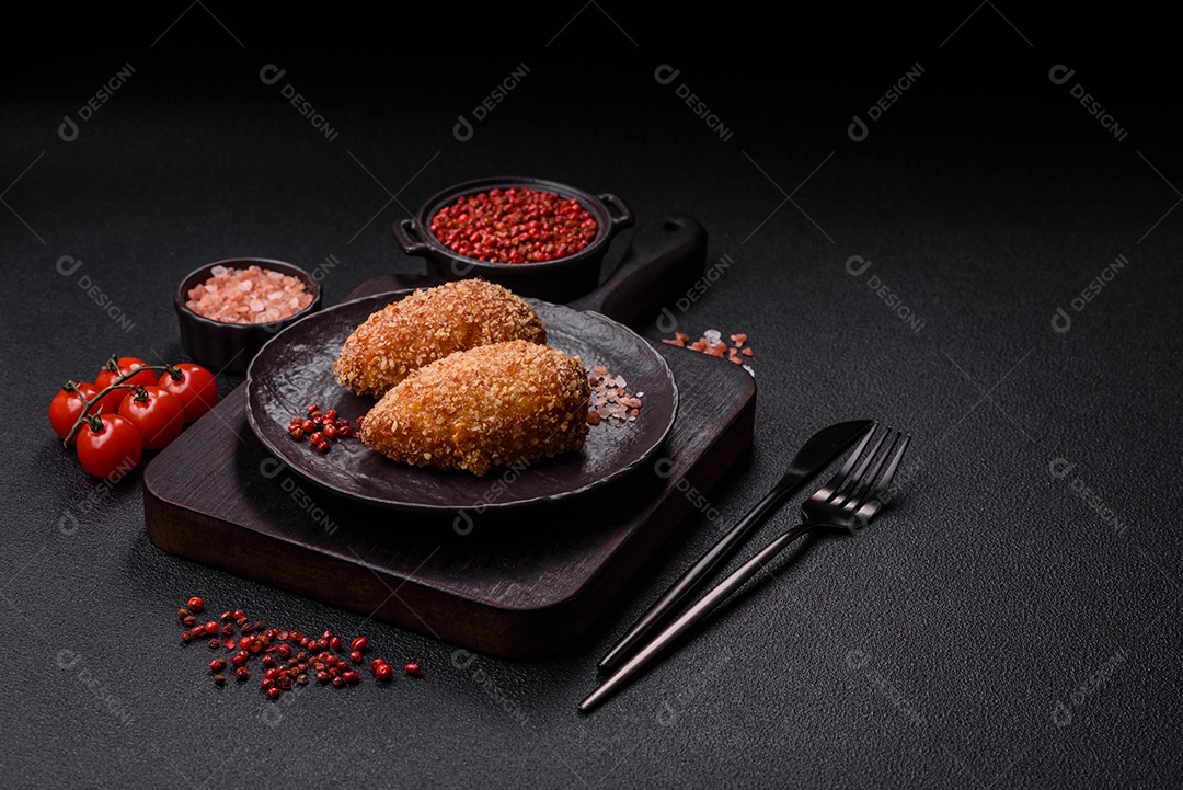 A imagem mostra sobrecoxas de frango ou coxas de frango em um prato escuro