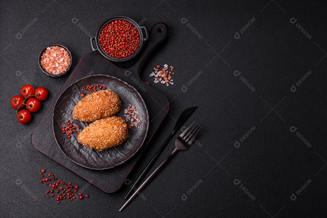 A imagem mostra Frango à Kiev, um prato de frango empanado e frito, recheado com manteiga de ervas.