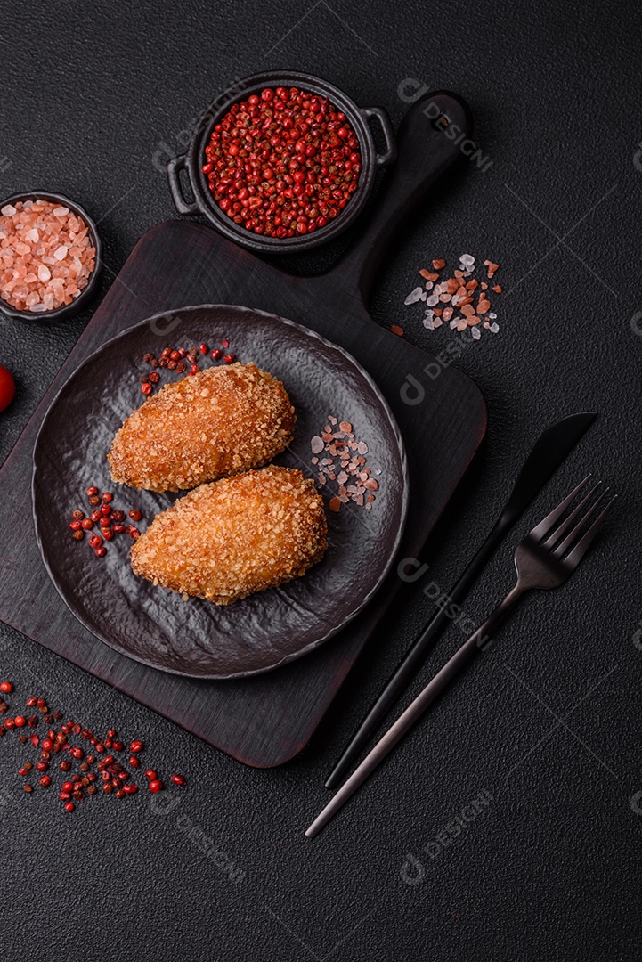 A imagem mostra Frango à Kiev, um prato de frango empanado e frito, recheado com manteiga de ervas.