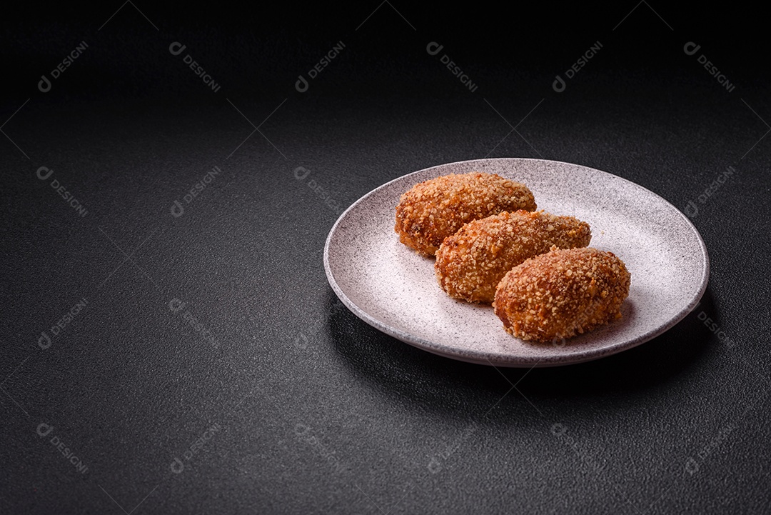 A imagem mostra sobrecoxas de frango ou coxas de frango em um prato escuro