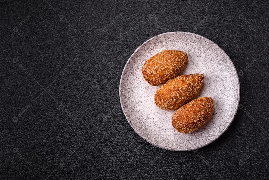 A imagem mostra Frango à Kiev, um prato de frango empanado e frito, recheado com manteiga de ervas.