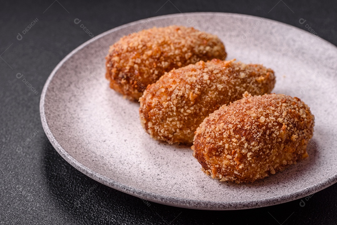 A imagem mostra Frango à Kiev, um prato de frango empanado e frito, recheado com manteiga de ervas.