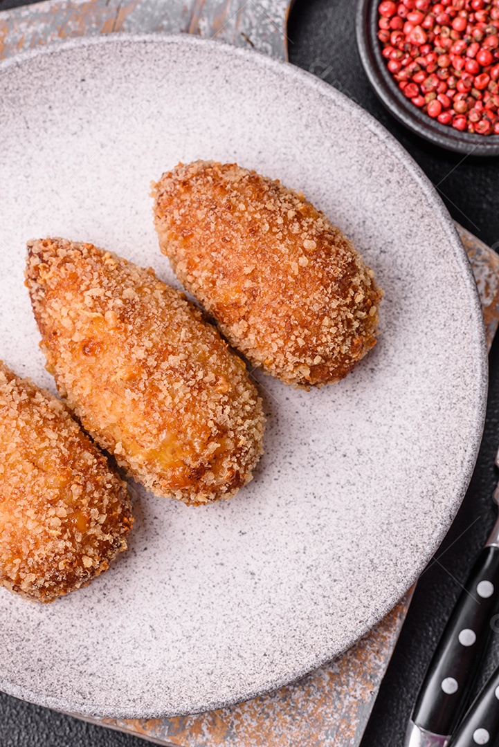 A imagem mostra salgados fritos, que parecem ser bolivianos