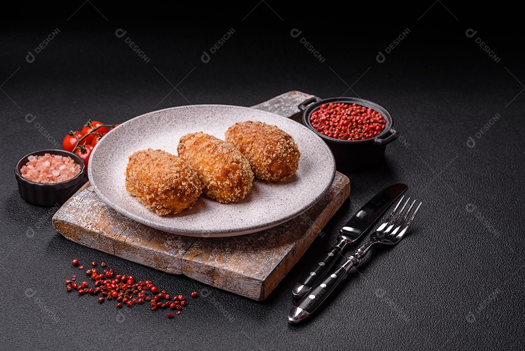 A imagem mostra Frango à Kiev, um prato de frango empanado e frito, recheado com manteiga de ervas.