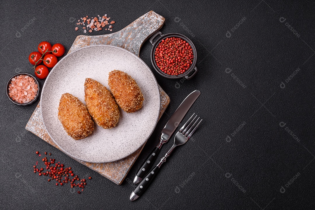 A imagem mostra Frango à Kiev, um prato de frango empanado e frito, recheado com manteiga de ervas.