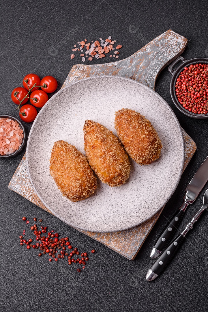 A imagem mostra Frango à Kiev, um prato de frango empanado e frito, recheado com manteiga de ervas.