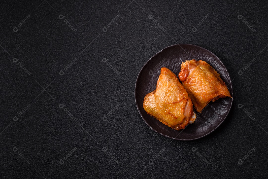 A imagem mostra sobrecoxas de frango, que são a parte superior da perna da ave