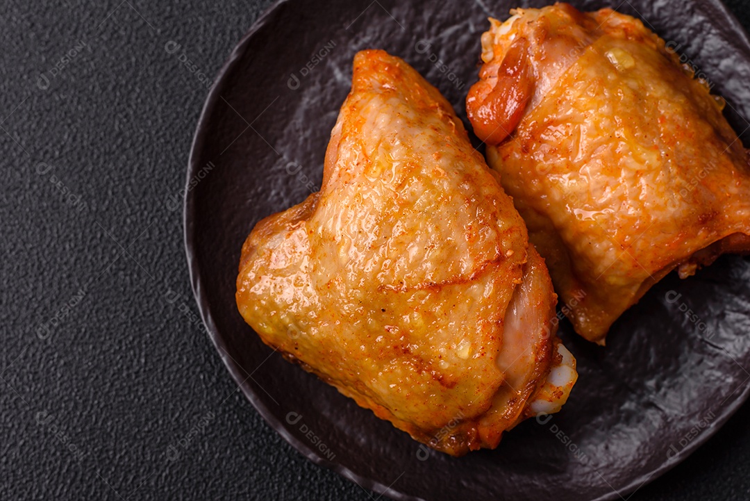 A imagem mostra sobrecoxas de frango, que são a parte superior da perna da ave