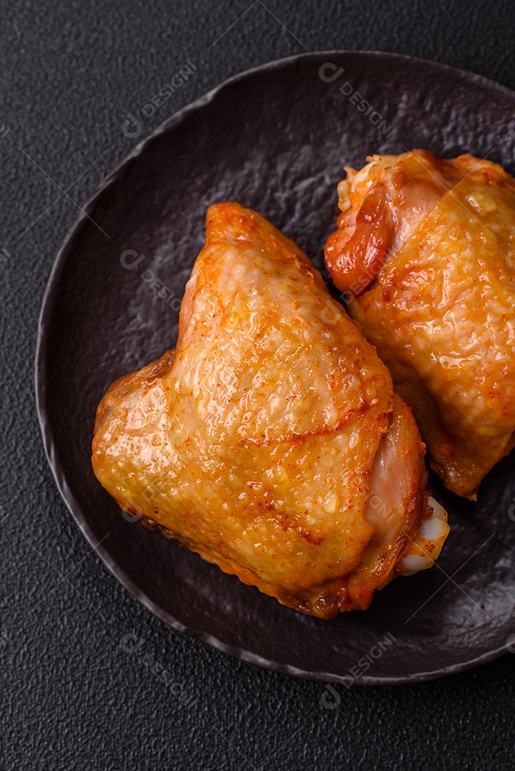 A imagem mostra sobrecoxas de frango, que são a parte superior da perna da ave