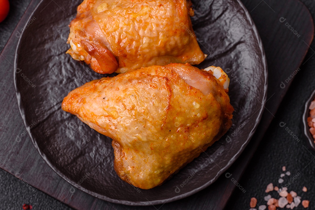 A imagem mostra sobrecoxas de frango, que são a parte superior da perna da ave