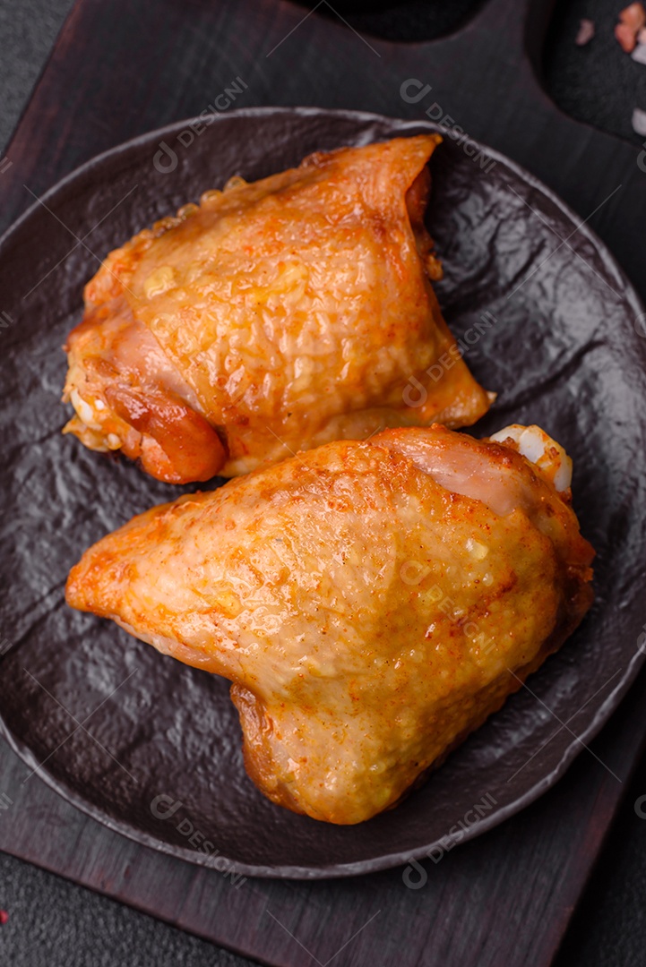 A imagem mostra sobrecoxas de frango, que são a parte superior da perna da ave