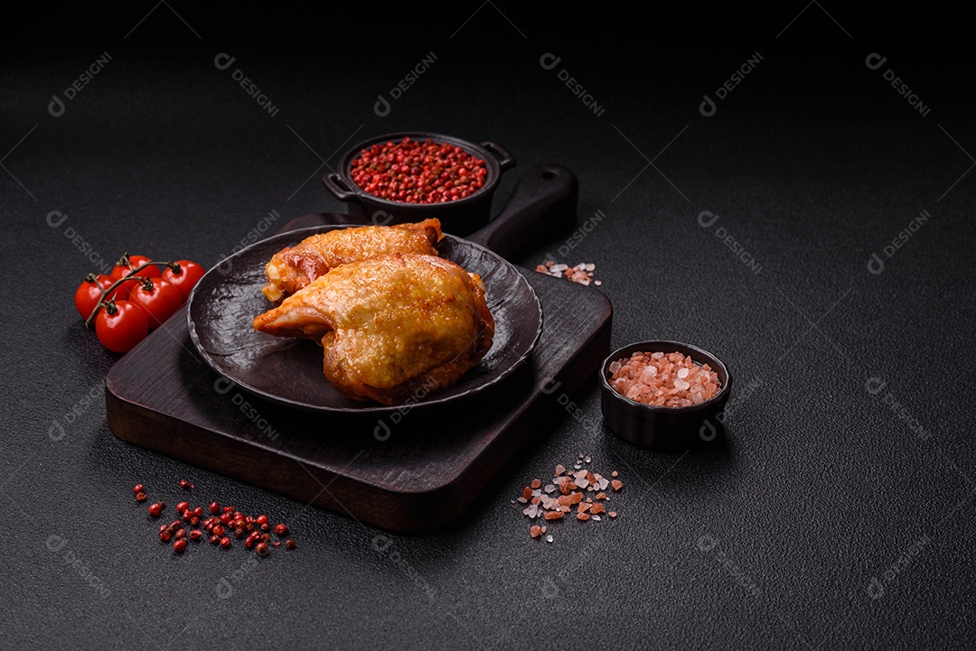 A imagem mostra sobrecoxas de frango ou coxas de frango em um prato escuro