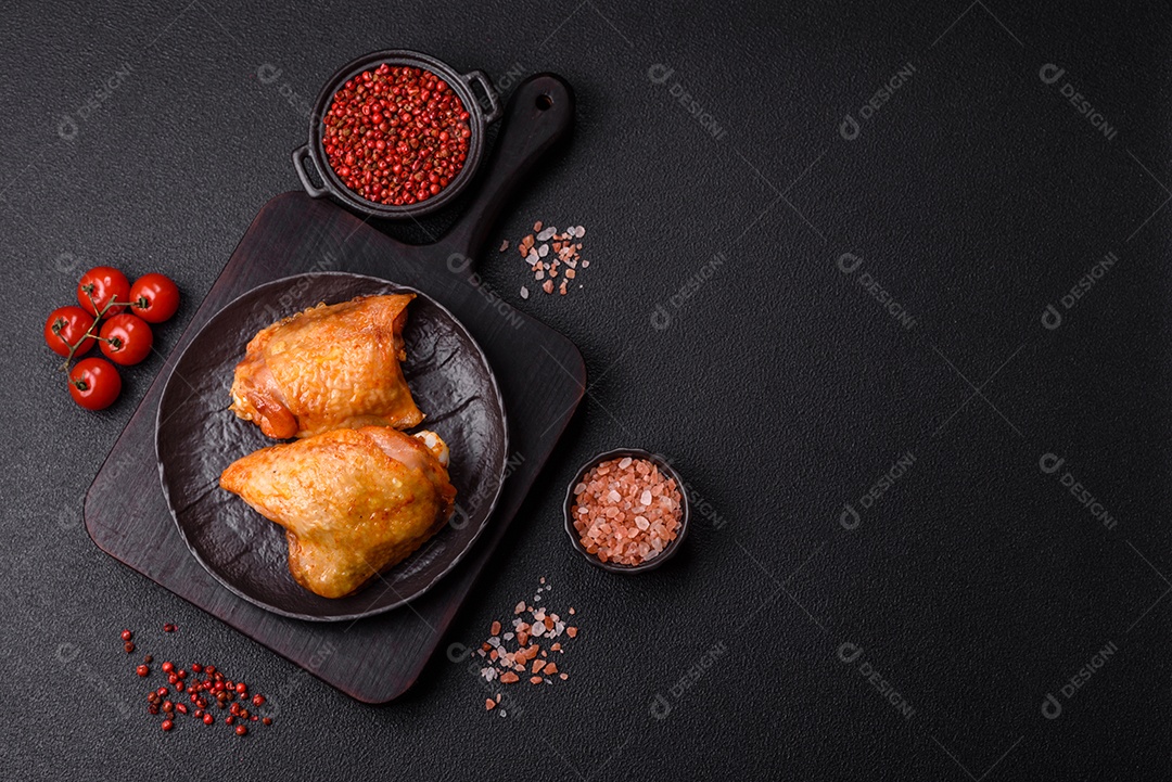 A imagem mostra sobrecoxas de frango, que são a parte superior da perna da ave