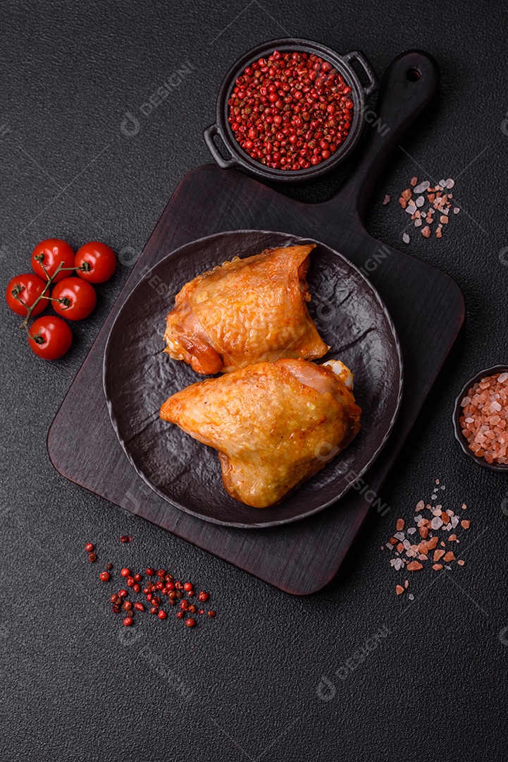 A imagem mostra sobrecoxas de frango, que são a parte superior da perna da ave