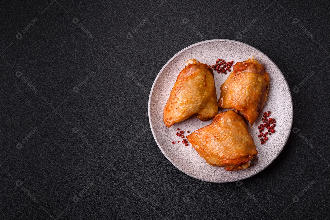 A imagem mostra sobrecoxas de frango, que são uma parte popular e saborosa da ave.