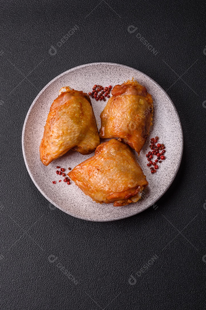 A imagem mostra sobrecoxas de frango, que são uma parte popular e saborosa da ave.