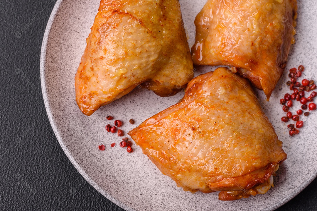 A imagem mostra sobrecoxas de frango, que são uma parte popular e saborosa da ave.