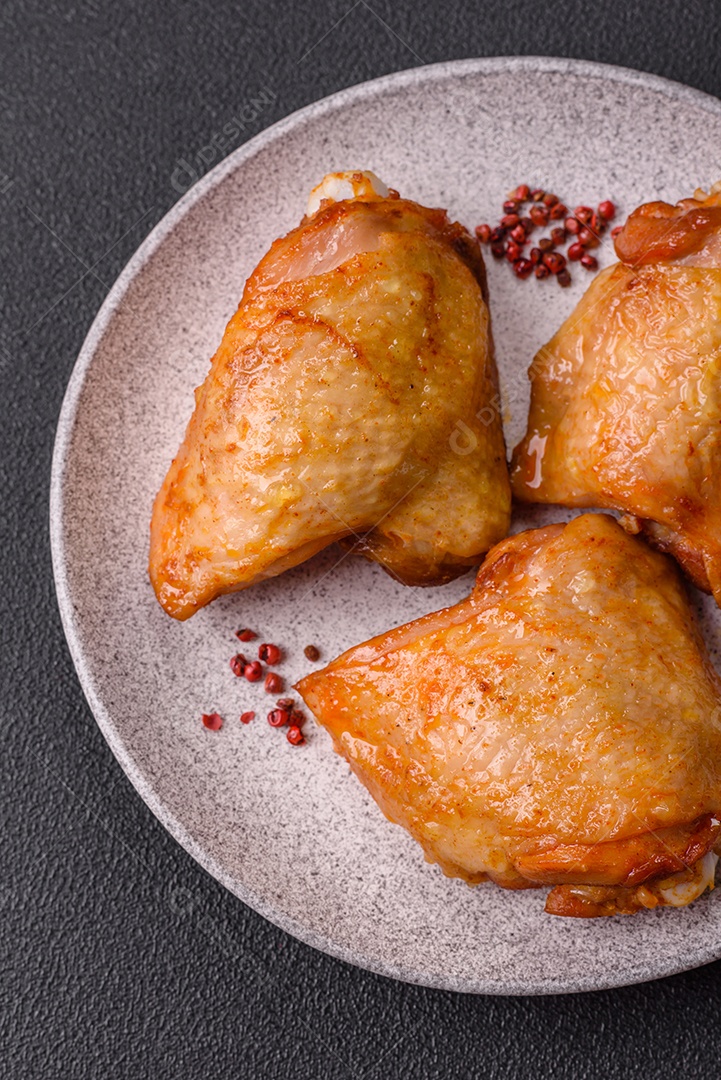 A imagem mostra sobrecoxas de frango, que são uma parte popular e saborosa da ave.